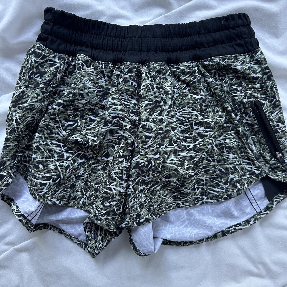 Lululemon Women's White Mid-Rise Tracker Short IV Stretch 4"‎ Inseam Size 4 EUC
